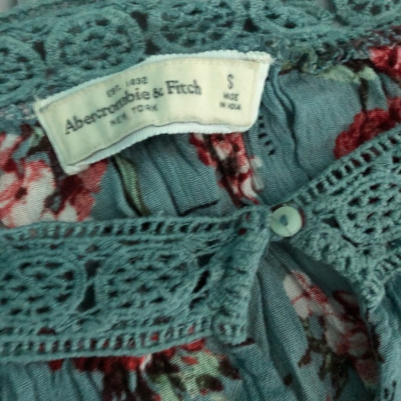 ☆FLORAL ABERCROMBIE COLD SHOULDER TOP☆ - Picture 2 of 2